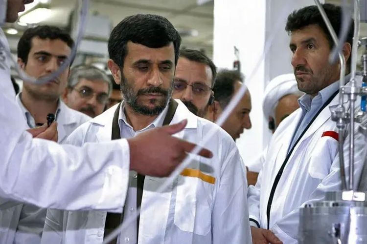 Pada tahun 2008, Presiden Iran saat itu, Mahmoud Ahmadinejad, mengumumkan peningkatan produksi uranium di pabrik nuklir di Natanz.