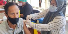 TNI, Polri, dan IPDN Gelar Vaksinasi Massal Jelang PON XX 2021 di Papua