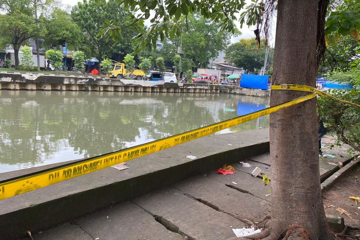 Lokasi pembakaran dua orang di Jalan Jelambar Aladin, Penjaringan, Jakarta Utara pada Kamis (5/1/2023). Salah satu korban yang dibakar dinyatakan tewas sedangkan korban lainnya masih dirawat di rumah sakit. 