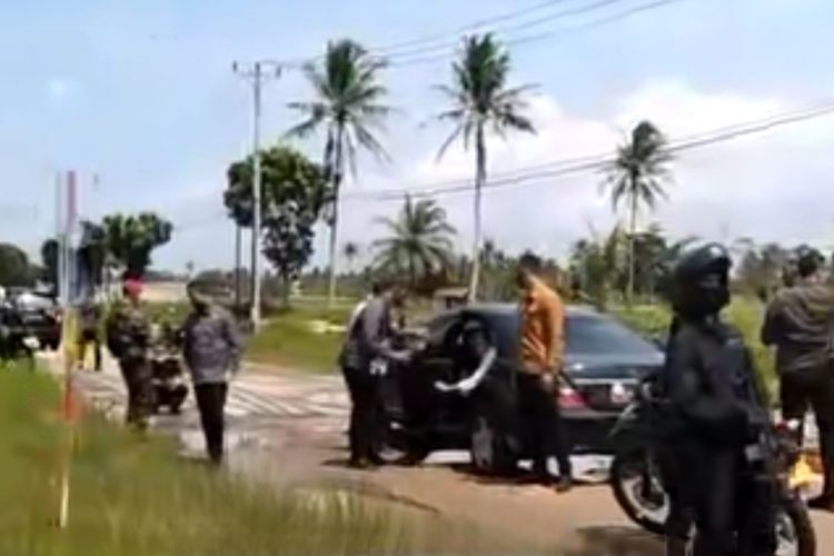 Mobil sedan Mercy yang dinaiki Presiden Joko Widodo (Jokowi), tersangkut saat melintasi jalan menuju Kota Baru, Lampung, Jumat (5/5/2023) siang.