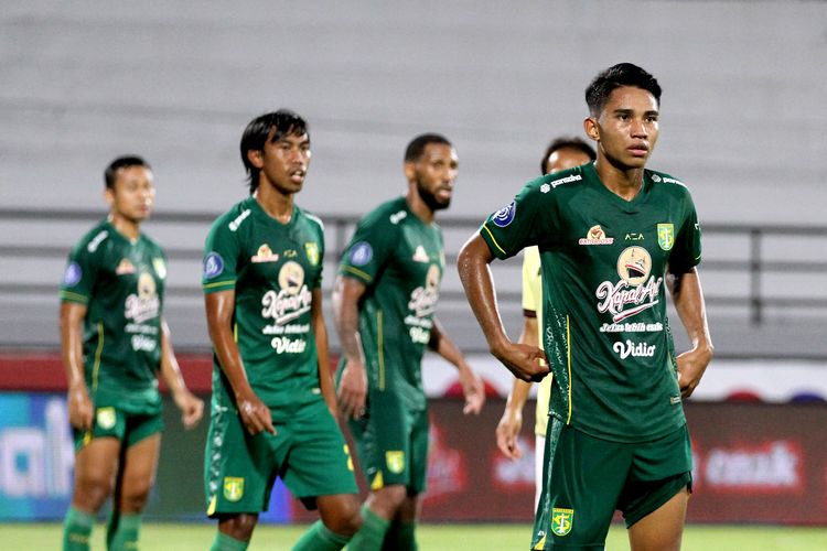 Pemain muda Persebaya Surabaya Marselino Ferdinan (kanan) saat pertandingan pekan 30 Liga 1 2021-2022 melawan Persik Kediri yang berakhir dengan skor 1-0 di Stadion Kapten I Wayan Dipta Gianyar, Kamis (10/3/2022) sore. Terkini, Persebaya dijadwalkan bertanding melawan Persita Tangerang pada pekan kedua Liga 1 2022-2023 di Stadion Gelora Bung Tomo, Surabaya, Senin (1/8/2022) malam WIB.