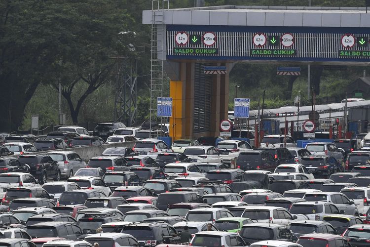 Foto udara sejumlah kendaraan antre melintasi Gerbang Tol Cikampek Utama, Kabupaten Purwakarta, Jawa Barat, Kamis (28/4/2022). Pada H-4 Lebaran 2022, ruas jalan tol Jakarta-Cikampek mengalami kepadatan volume kendaraan dan diperkirakan puncaknya pada H-3 Lebaran.