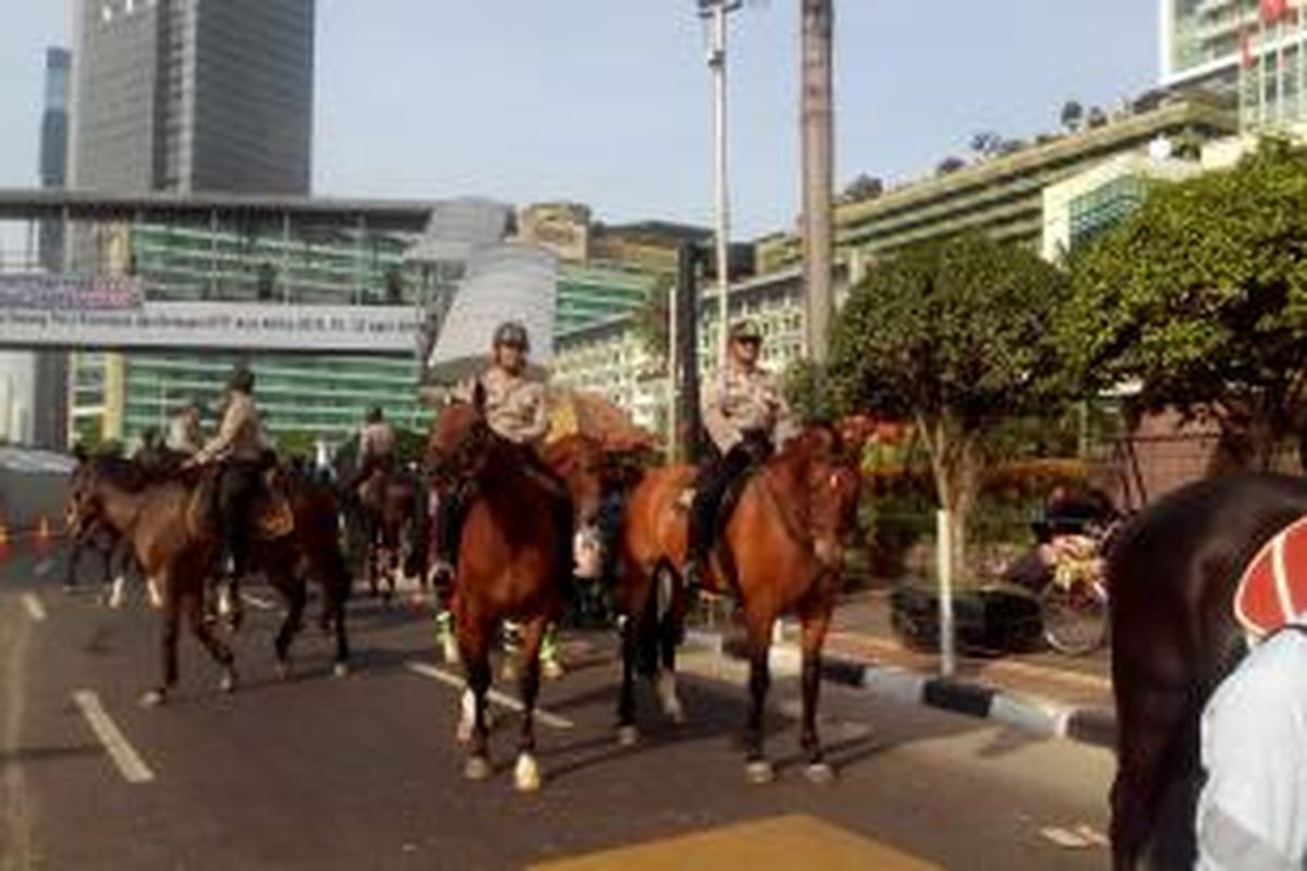 Polisi berkuda ikut amankan aksi buruh, Jumat (1/5/2015). 