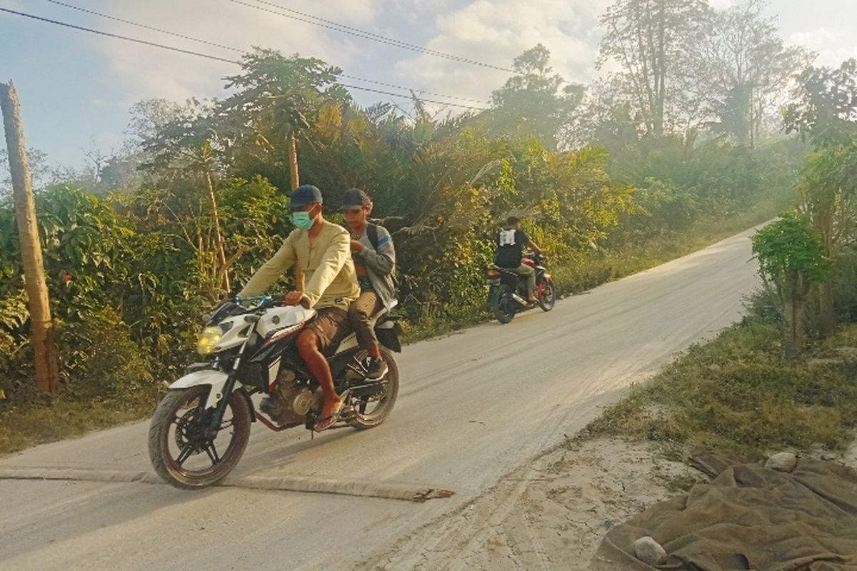 Pengendara motor saat melintas di wilayah Desa Hokeng Jaya, Kecamatan Wulanggitang, Kabupaten Flores Timur