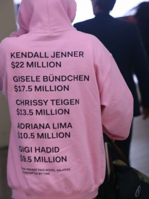 Daftar model dengan bayaran tertinggi yang tercetak di sweatshirt Jared Leto