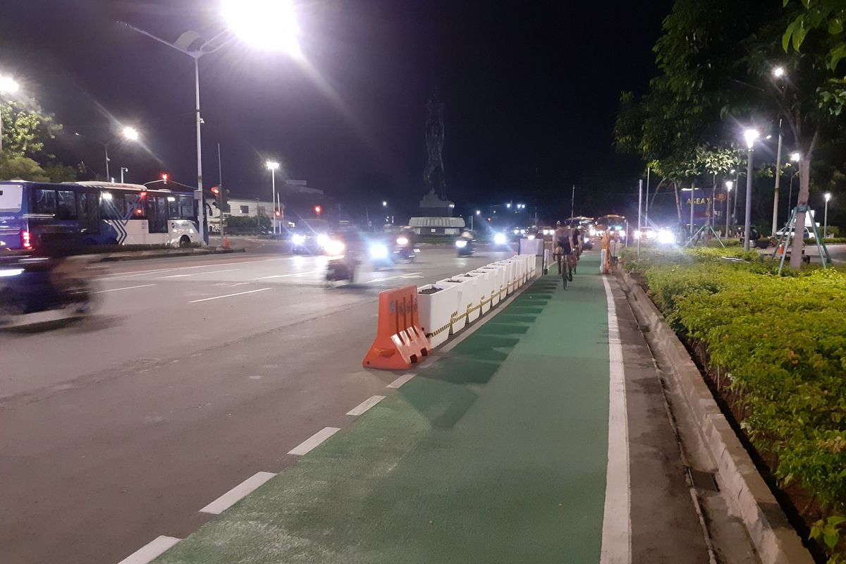Pengguna sepeda Road Bike menikmati uji coba pengguna sepeda Road Bike di perbolehkan masuk jalur cepat Sudirmam -Thamrin, Selasa (8/6/2021)
