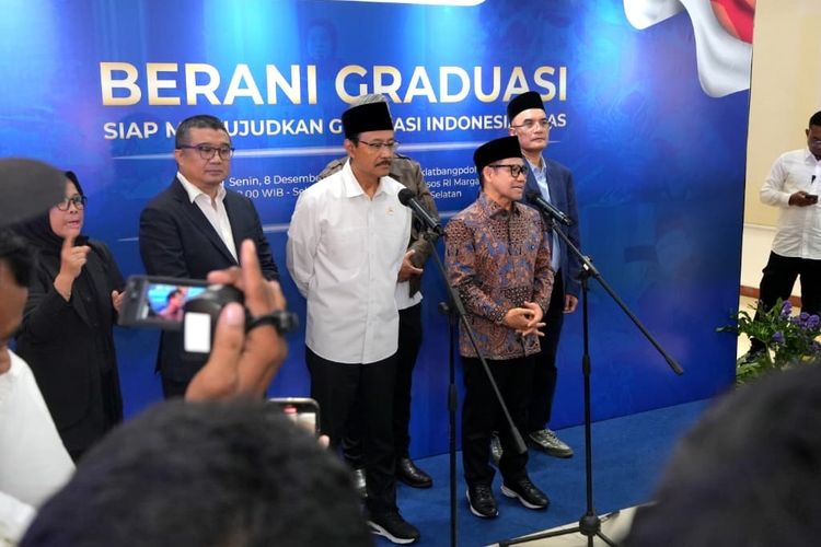 Menteri Koordinator Pemberdayaan Masyarakat (Menko PM) Muhaimin Iskandar alias Cak Imin berkelakar mendoakan Menteri Sosial Saifullah Yusuf alias Gus Ipul menjadi Menteri Pendidikan lantaran telah menggraduasi Keluarga Penerima Manfaat (KPM) Program Keluarga Harapan (PKH) di acara wisuda Keluarga Penerima Manfaat Program Keluarga Harapan (KPM PKH) di Aula Pusat Pendidikan, Pelatihan dan Pengembangan Kemensos, Jakarta, Senin 8/12/2025)