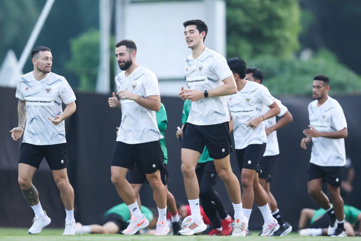 Timnas Indonesia saat menggelar sesi latihan jelang duel kontra Argentina di Lapangan A Gelora Bung Karno, Senayan, Jakarta, pada Kamis (15/6/2023). Nantinya, laga timnas Indonesia vs Argentina dijadwalkan berlangsung di Stadion Utama Gelora Bung Karno (SUGBK), Senayan, Jakarta, pada Senin (19/6/2023).