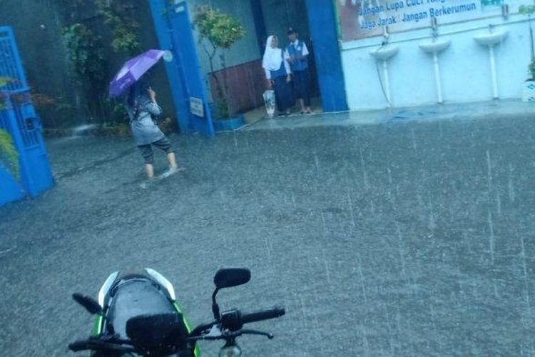 Suasana salah dari SMP di Makassar. Air sudah masuk dalam ruang kelas, Senin (13/2/2023). 