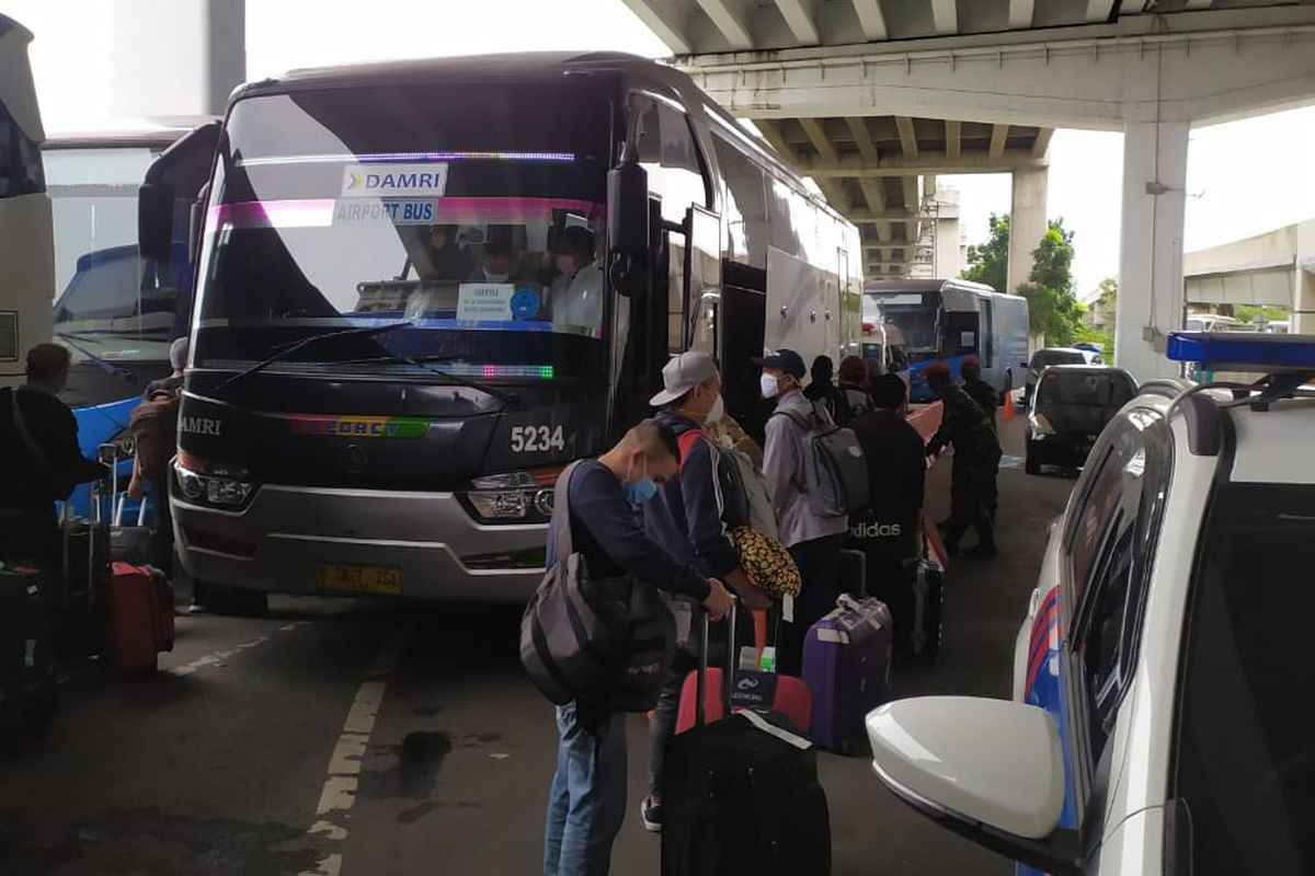 Penumpang bus DAMRI yang sedang antre.