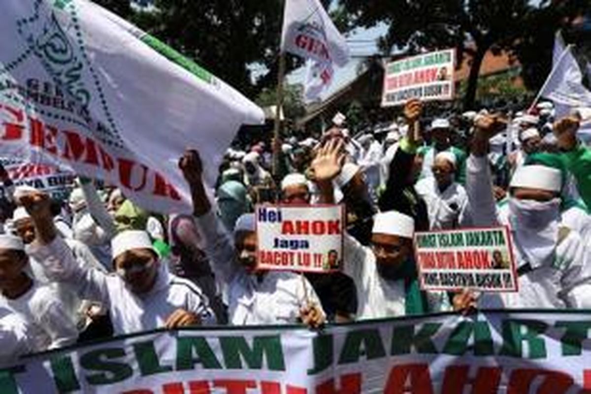 Massa dari Front Pembela Islam dan Forum Betawi Bersatu berunjuk rasa di depan Gedung DPRD, Menteng, Jakarta Pusat, Rabu (24/9/2014). Mereka menolak Basuki Tjahaja Purnama atau Ahok menjadi Gubernur DKI Jakarta.