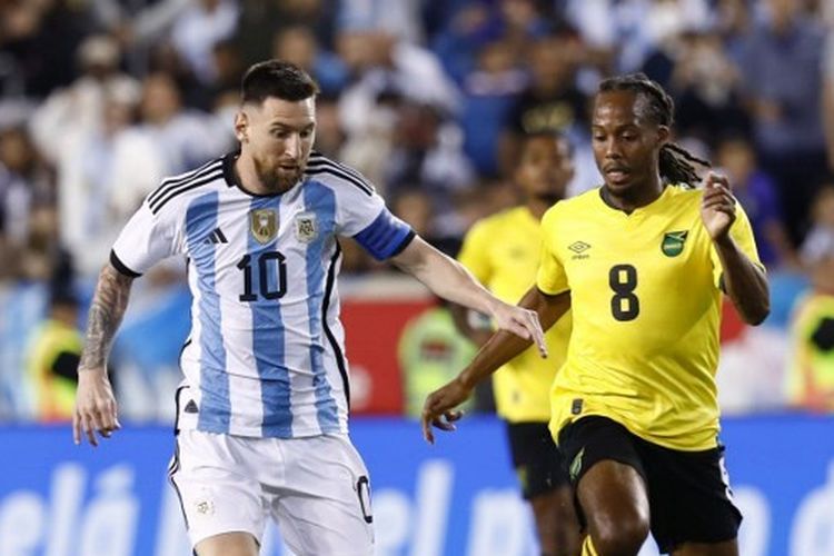 Hasil Argentina Vs Jamaika: Lionel Messi (kiri) mendapat pengawalan dari Daniel Johnson (kanan) pada laga uji coba FIFA Matchday yang mempertemukan Argentina vs Jamaika di Red Bull Arena, New Jersey, Amerika Serikat, Rabu (28/9/2022) pagi WIB. Tertdekat, Lionel Messi bakal tampil membela timnas Argentina di Piala Dunia 2022.