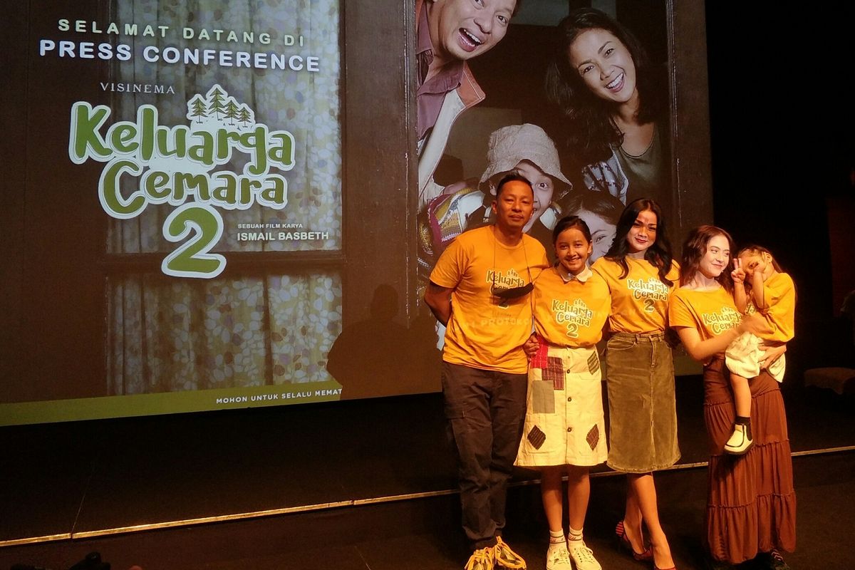 Para pemeran film Keluarga Cemara 2, aktor Ringgo Agus Rahman, Nirina Zubir, Adhisty Zara, Widuri Puteri, dan Niloufer Bahalwan saat konferensi pers peluncuran trailer resmi, di kawasan Senayan, Jakarta Pusat, Rabu (18/5/2022).