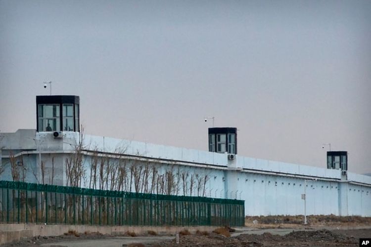 Seseorang berdiri di sebuah menara di perimeter Pusat Penahanan Nomor 3 di Dabancheng di Daerah Otonomi Uighur, Xinjiang, China barat, pada 23 April 2021.