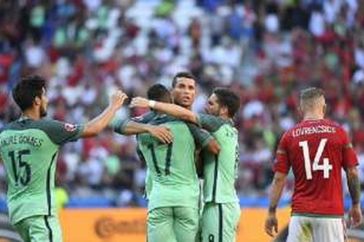 Cristiano Ronaldo merayakan gol Portugal ke gawang Hungaria pada laga pamungkas Grup F Piala Eropa 2016, Rabu (22/6/2016). 