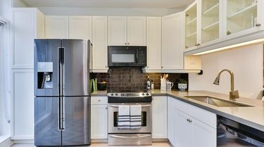 Cara Membersihkan Kolong Kulkas Tanpa Menggesernya