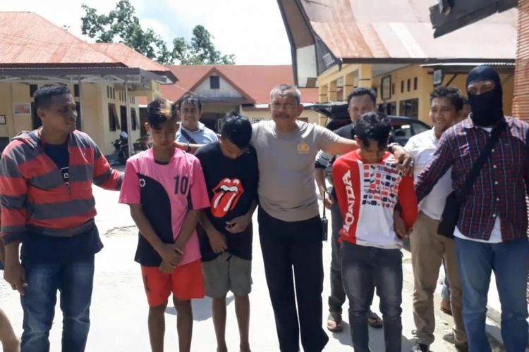 Satuan Reskrim Polres Muna, Sulawesi Tenggara berhasil membekuk sepuluh orang pelaku pembunuhan pada malam acara joget di Desa Lagasa, Kecamatan Duruka, Kabupaten Muna.  Para pelaku yang merupakan warga Desa Lagasa ini tega membunuh tetangganya sendiri, Antoni, saat pulang dari acara joget malam.
