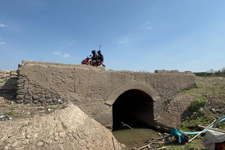 Kisah Jembatan Nglengkong Peninggalan Belanda di Waduk Gajah Mungkur yang Muncul Saat Kemarau