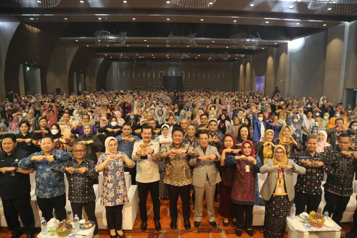 Gubernur Sumatera Selatan (Sumsel) Herman Deru dalam acara pembukaan Pertemuan Ilmiah Tahunan (PIT) dan Musyawarah Nasional (Munas) Himpunan Seminat Farmasi Rumah Sakit (Hisfarsi) Pengurus Pusat (PP) Ikatan Apoteker Indonesia (IAI) 2023, di Hotel Novotel, Kamis (25/5/2023).
