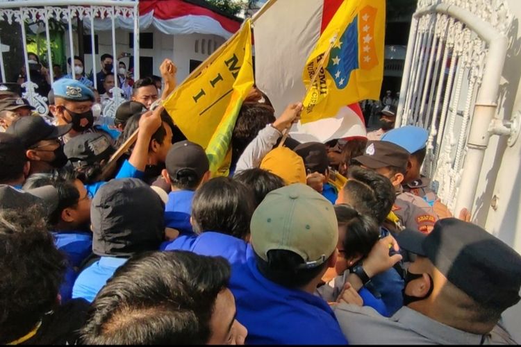 Sejumlah Anggota PMII Cirebon berunjuk rasa menolak kenaikan harga BBM di depan DPRD Kota Cirebon, Selasa siang (6/9/2022). Aksi mereka terlibat saling dorong dengan polisi saat mendobrak gerbang DPRD untuk dapat menyampaikan orasi di halaman DPRD Kota Cirebon.