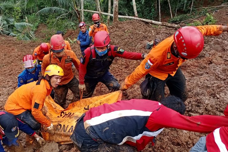 Tim SAR gabungan mengevakuasi jasad korban tanah longsor di Dusun Krajan, Desa Kalijering, Kecamatan Padureso, Kabupaten Kebumen, Jawa Tengah, Rabu (10/2/2021). 