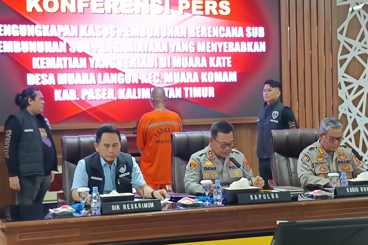 Misran Toni (rompi oranye) saat dihadirkan pada konferensi pers pengungkapan kasus pembunuhan di Muara Kate pada Juli 2025 lalu di Mapolda Kaltim.(KOMPAS.Com/Alfian Erik)
