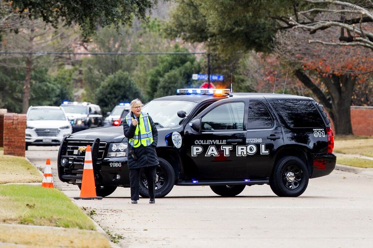 Aparat penegak hukum memblokir jalan di dekat sinagoge Kongregasi Beth Israel di di Colleyville, Texas, AS, mana seorang pria menyandera beberapa orang pada Sabtu (15/1/2022).