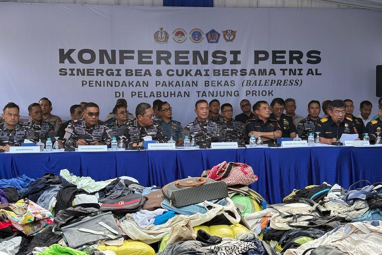 Konferensi pers penindakan 755 balpres berisikan pakaian dan tas bekas di wilayah Pelabuhan Tanjung Priok, Jakarta, Kamis (14/8/2025).