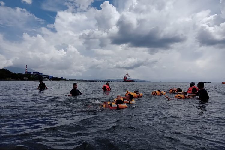 Puluhan personel Badan Keamanan Laut (Bakamla) yang berdinas di Zona Maritim Tengah digembleng latihan bertahan hidup di laut yang digelar di Pantai Firdaus, Kema, Kabupaten Minahasa Utara, Sulawesi Utara, Kamis (17/2/2022).