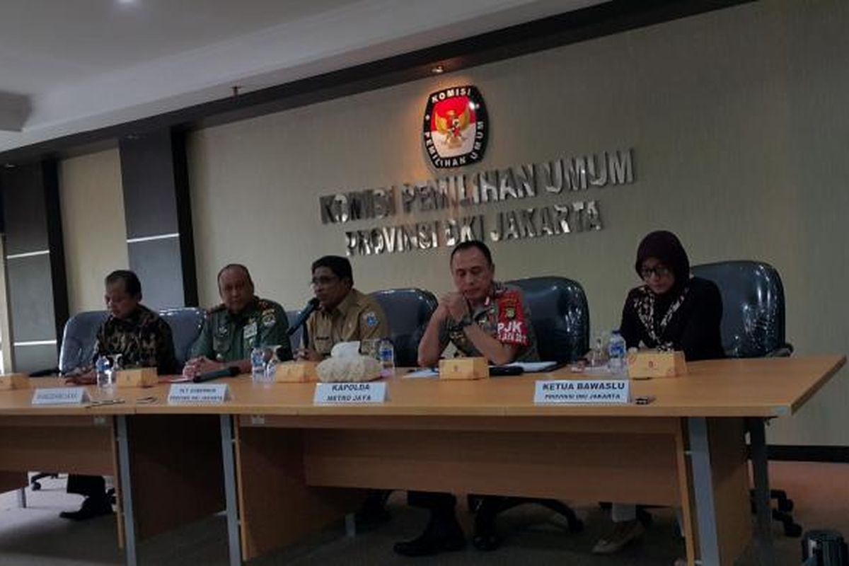 (kiri ke kanan): Ketua KPU DKI Jakarta Sumarno, Pangdam Jaya Mayjen TNI Teddy Lhaksamana, Plt Gubernur DKI Jakarta Sumarsono, Kapolda Metro Jaya Irjen Mochamad Iriawan, dan Ketua Bawaslu DKI Jakarta Mimah Susanti dalam jumpa pers terkait koordinasi pengamanan Pilkada DKI Jakarta 2017 di Kantor KPU DKI, Jalan Salemba Raya, Jakarta Pusat, Selasa (7/2/2017).