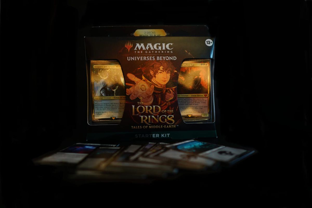 Starter Kit The Lord of the Rings Magic the Gathering (MTG), salah satu set yang memberikan kesempatan bagi pemain baru mempelajari permainan kartu ini. Di dalamnya berisi dua dek dalam bentuk modern, materi pembelajaran dasar, dan token.

Penggemar  