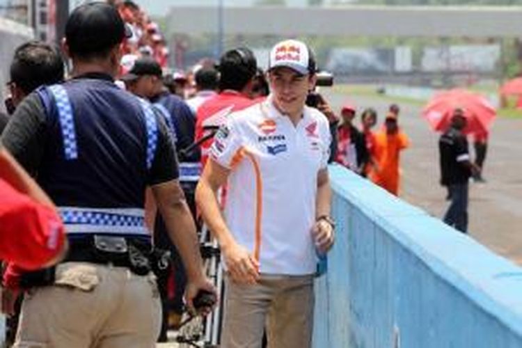 Juara dunia MotoGP, Marc Marquez menyaksikan balap motor CBR 150R di Sirkuit Sentul, Bogor, Jawa Barat, Selasa (21/10/2014). Marc Marquez dan rekan satu timnya Dani Pedrosa untuk pertama kalinya memacu Honda RCV bermesin balap MotoGP.