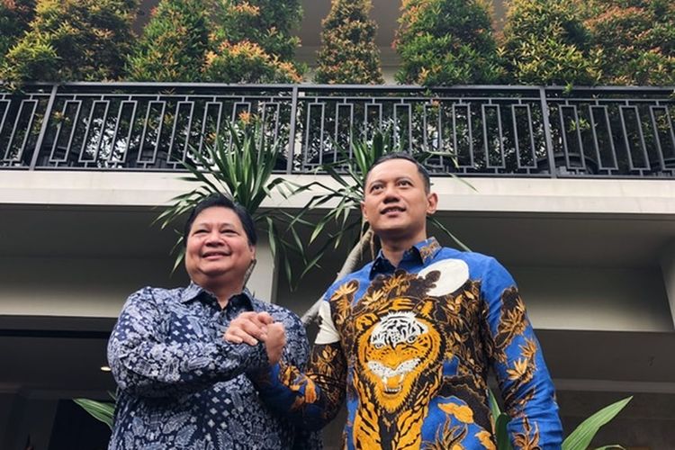 Ketua Umum Partai Demokrat Agus Harimurti Yudhoyono dan Ketua Umum Partai Golkar Airlangga Hartarto. Keduanya bertemu di rumah dinas Airlangga, Komplek Widya Chandra 3, Nomor 6, Jakarta Selatan, Sabtu (7/5/2022). 