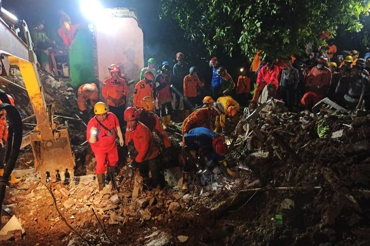 Proses pencarian korban yang terimbun longsor di Dusun Guruh, Desa Sawangan, Kecamatan Punggelan, Kabupaten Banjarnegara, Rabu (19/10/2022) malam.