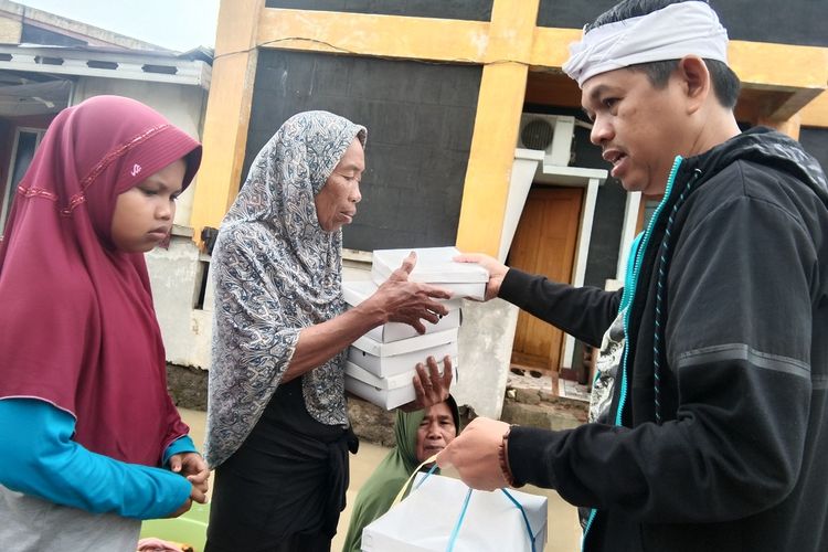 Wakil Ketua Komisi IV DPR RI Dedi Mulyadi memberikan nasi kotak kepada penyintas banjir di Desa Karangligar, Kecamatan Telukjambe Barat, Kabupaten Karawang, Kamis (27/2/2020).