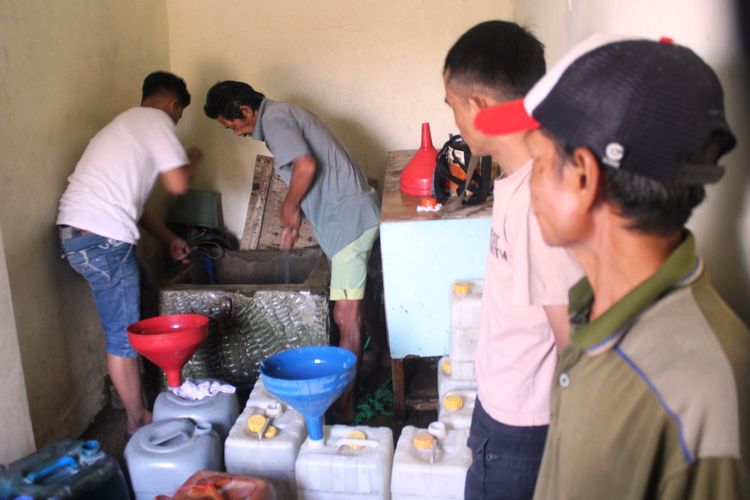 Sejumlah warga sedang mengambil air dari dalam sumur di Kampung/Desa Ramasari, Kecamatan Haurwangi, Kabupaten Cianjur, Jawa Barat, Minggu (6/10/2019). Sumur ini tidak pernah kering meski dalam kondisi kemarau panjang seperti sekarang ini.