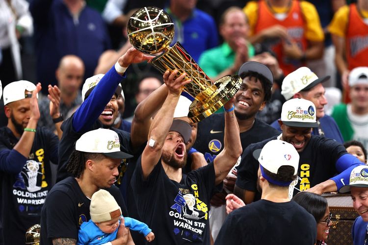 Stephen Curry bersama rekan-rekannya merayakan keberhasilan Golden State Warriors dalam menjuarai NBA 2021-2022. Warriors menjadi juara setelah menang 4-2 pada final NBA 2021-2022 kontra Boston Celtics.