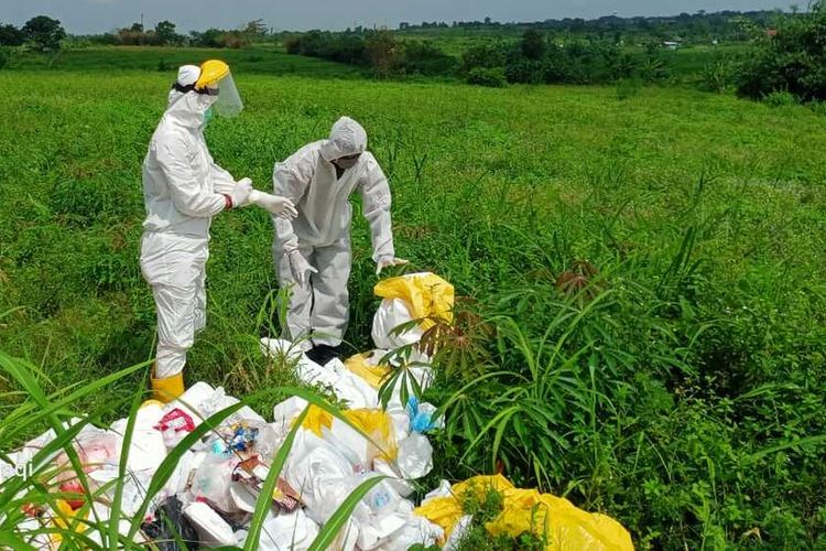 Sejumlah petugas memusnahkan limbah medis yang ditemukan di pinggir Jalan Raya Tenjo, Kampung Leuweng Gede, Desa Tenjo, Kecamatan Tenjo, Kabupaten Bogor, Jawa Barat pada Selasa (2/2/2021).