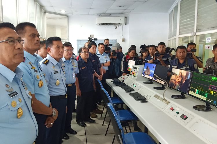 Kepala Staf Angkatan Udara (KSAU) Marsekal TNI Yuyu Sutisna saat memantau kembali beroperasinya Human Centrifuge, instrumen pengecekan ketahanan tubuh pilot tempur menghadapi gaya gravitasi atau G-Force milik TNI AU.