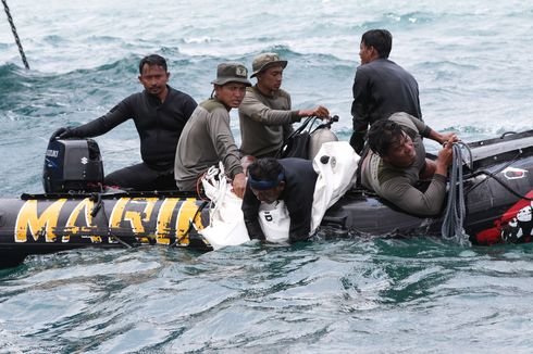 UPDATE: Tim SAR Pencarian Sriwijaya Air SJ 182 Terima 9 Kantong Temuan dari Bakamla dan KRI Kurau