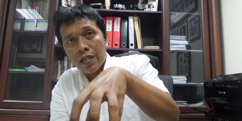 Aktivis mahasiswa di era reformasi yang kini menjadi politisi PDI-P, Adian Yunus Yusak Napitupulu di Kompleks Parlemen, Senayan, Jakarta, Rabu (18/5/2016)  