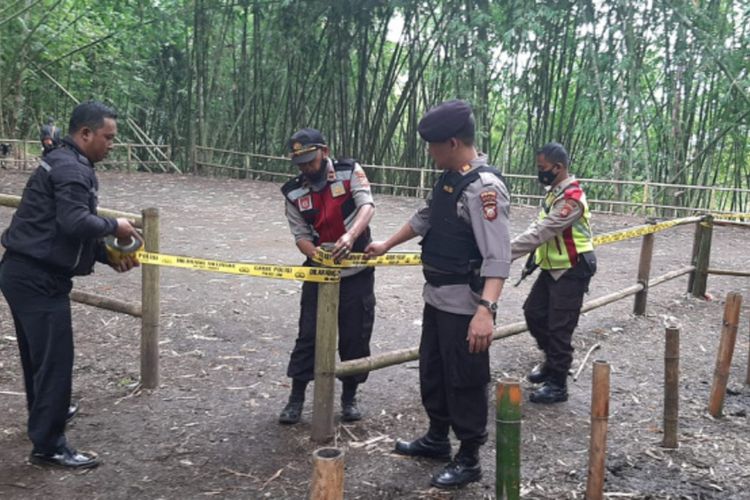 Lapangan yang digunakan untuk laga ketangkasan Domba Garut di Kampung Gadog Desa Padaasih Kecamatan Pasirwangi dipasangi garis polisi setelah aparat kepolisian Polsek Pasirwangi membubarkan laga ketangkasan domba, Minggu (15/05/2022) (Dok Polsek Pasirwangi)