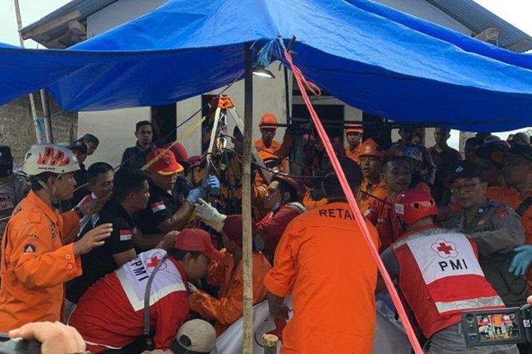 Petugas gabungan berhasil mengangkat jenazah satu dari empat warga yang terjatuh ke dalam sumur di Kampung Panahegan, Desa Gasol, Kecamatan Cugenang, Kabupaten Cianjur, Rabu (6/3/2024). 

