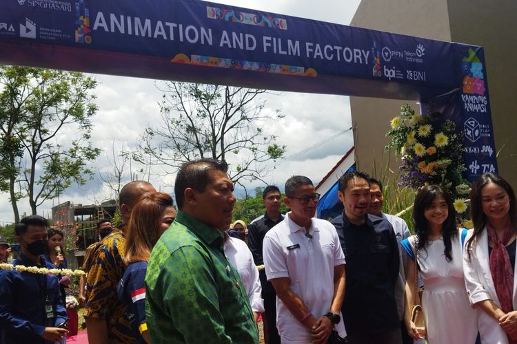 Menteri Pariwisata dan Ekonomi Kreatif (Menparekraf) Sandiaga Uno saat tiba di KEK Singhasari meresmikan Animation & Film Factory (AFF) di Kawasan Ekonomi Khusus (KEK) Singhasari, Kecamatan Singosari, Kabupaten Malang, Selasa (25/10/2022).