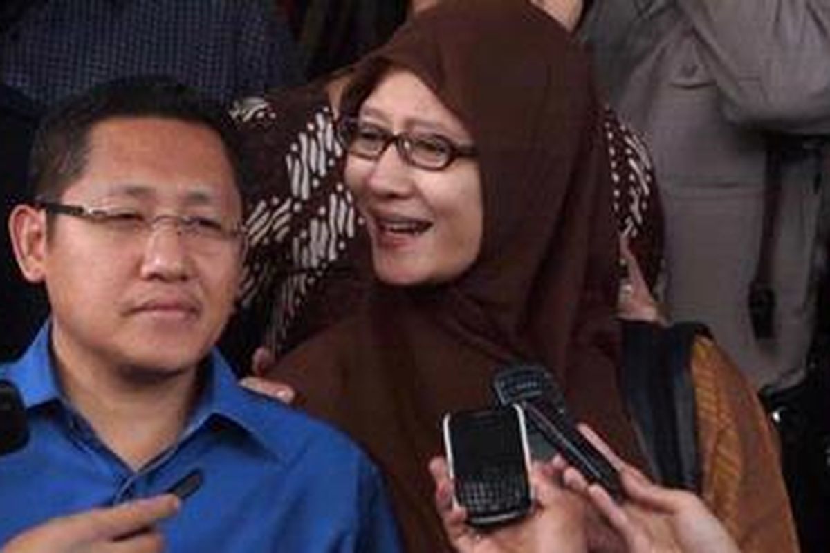 Anas Urbaningrum yang juga Ketua Umum Partai Demokrat, mendampingi istrinya Athiyyah Laila usai menjalani pemeriksaan di kantor Komisi Pemberantasan Korupsi (KPK), Jakarta, Kamis (26/4/2012). 