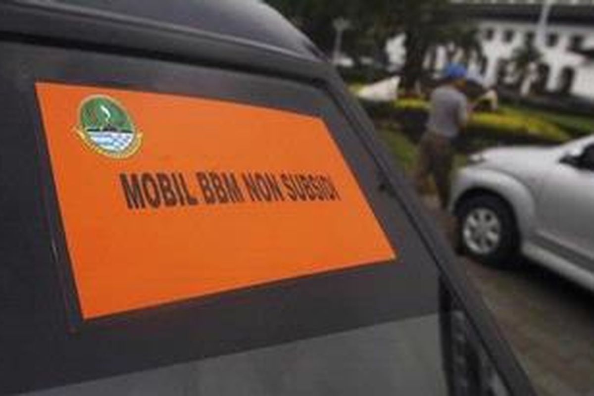 ILustrasi: Sejumlah kendaraan dinas di lingkungan Provinsi Jawa Barat yang parkir di halaman lingkungan Kantor Pemerintahan Provinsi Jawa Barat, Bandung, ditempeli stiker yang melarang penggunaan BBM bersubsidi, Senin (4/6/2012).