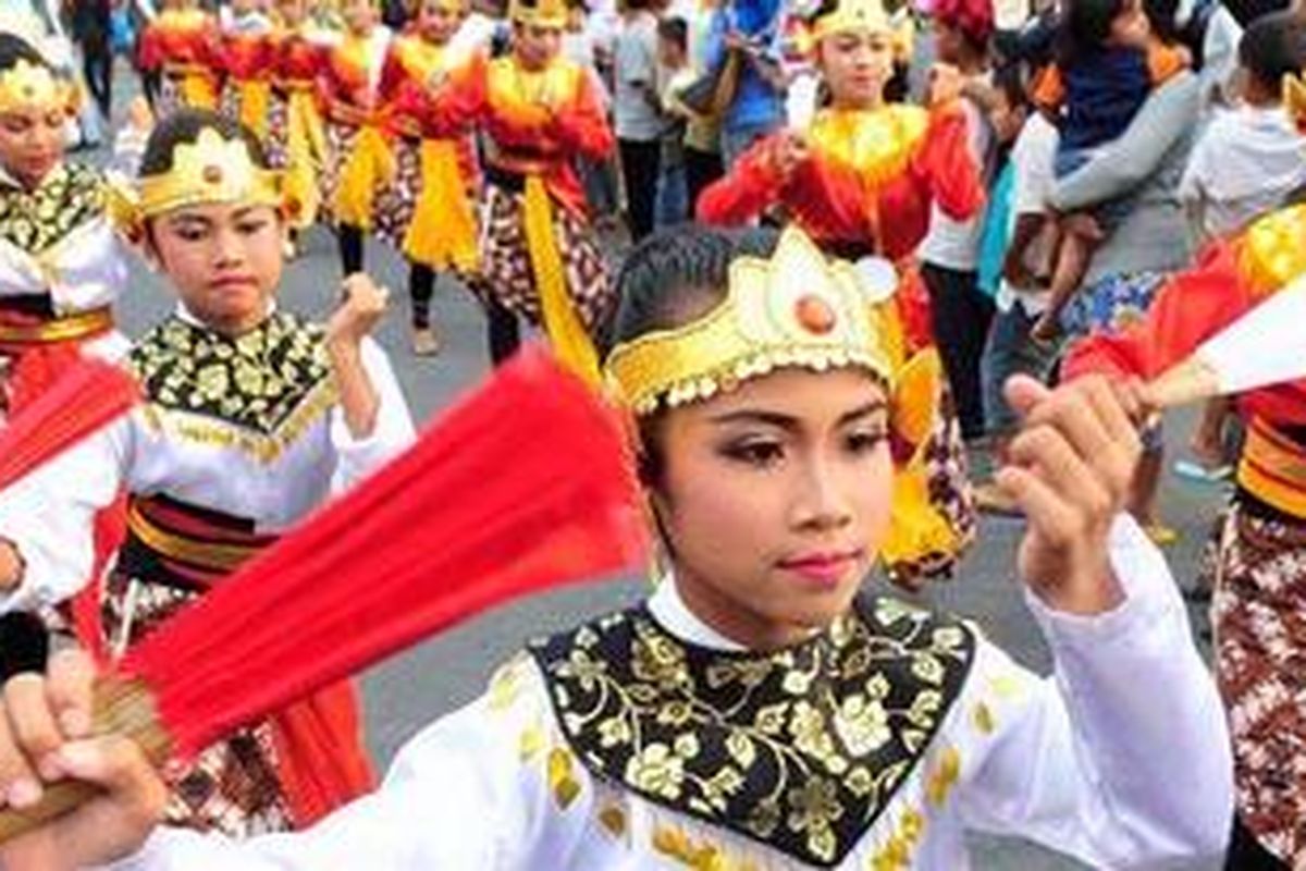 Karnaval seni budaya memeriahkan pembukaan Festival Kesenian Yogyakarta (FKY) XXII Tahun 2010 di Alun-alun Utara Yogyakarta, Senin (7/6/2010). Kegiatan ini merupakan salah satu upaya untuk memperkenalkan dan mempromosikan budaya Yogyakarta melalui produk seni pertunjukkan maupun non seni non pertunjukkan dalam bentuk pesta rakyat. 