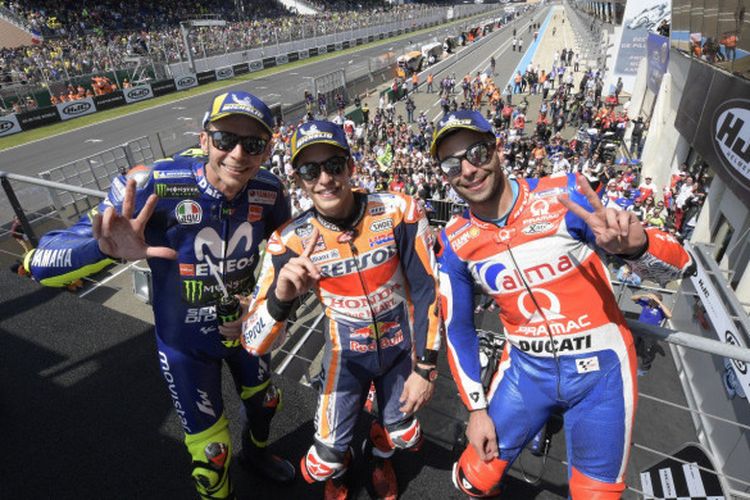 Perayaan podium MotoGP Prancis oleh Valentino Rossi, Marc Marquez, dan Danilo Petrucci (dari kiri ke kanan), Minggu (20/5/2018).

