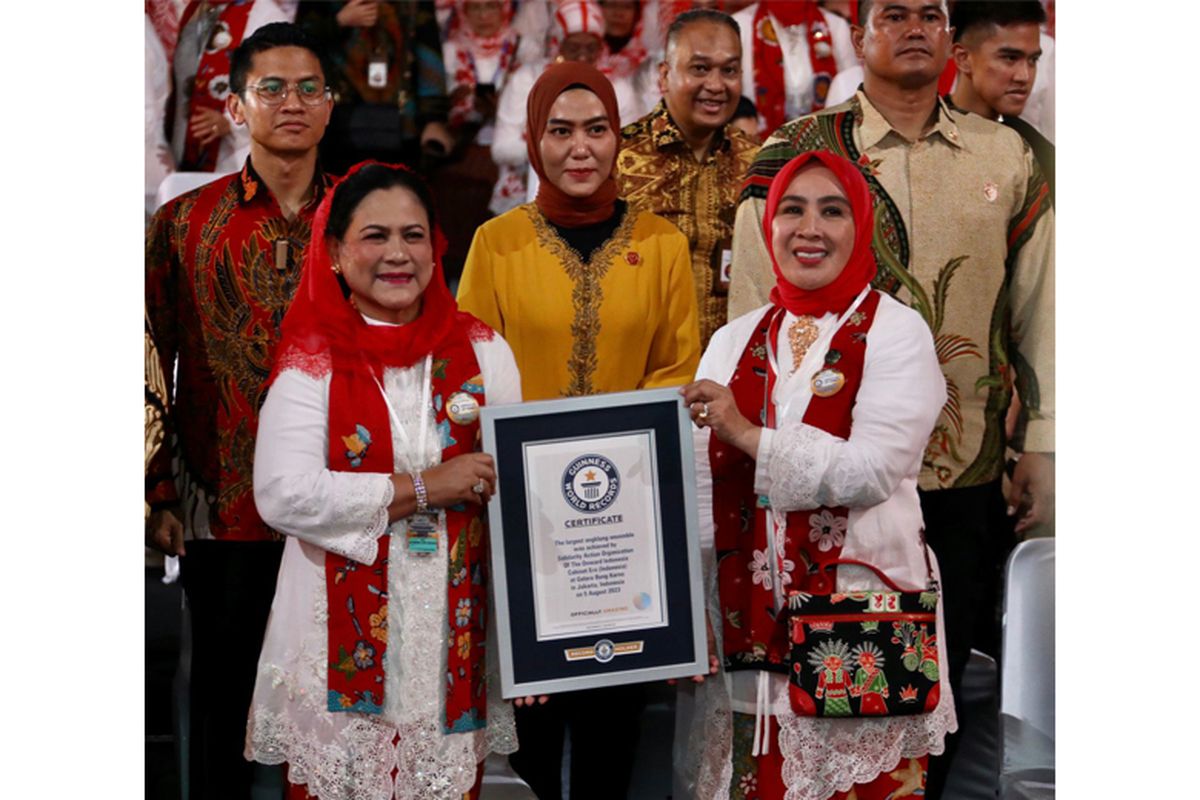 Ibu Negara turut menyaksikan pergelaran angklung terbesar di dunia.