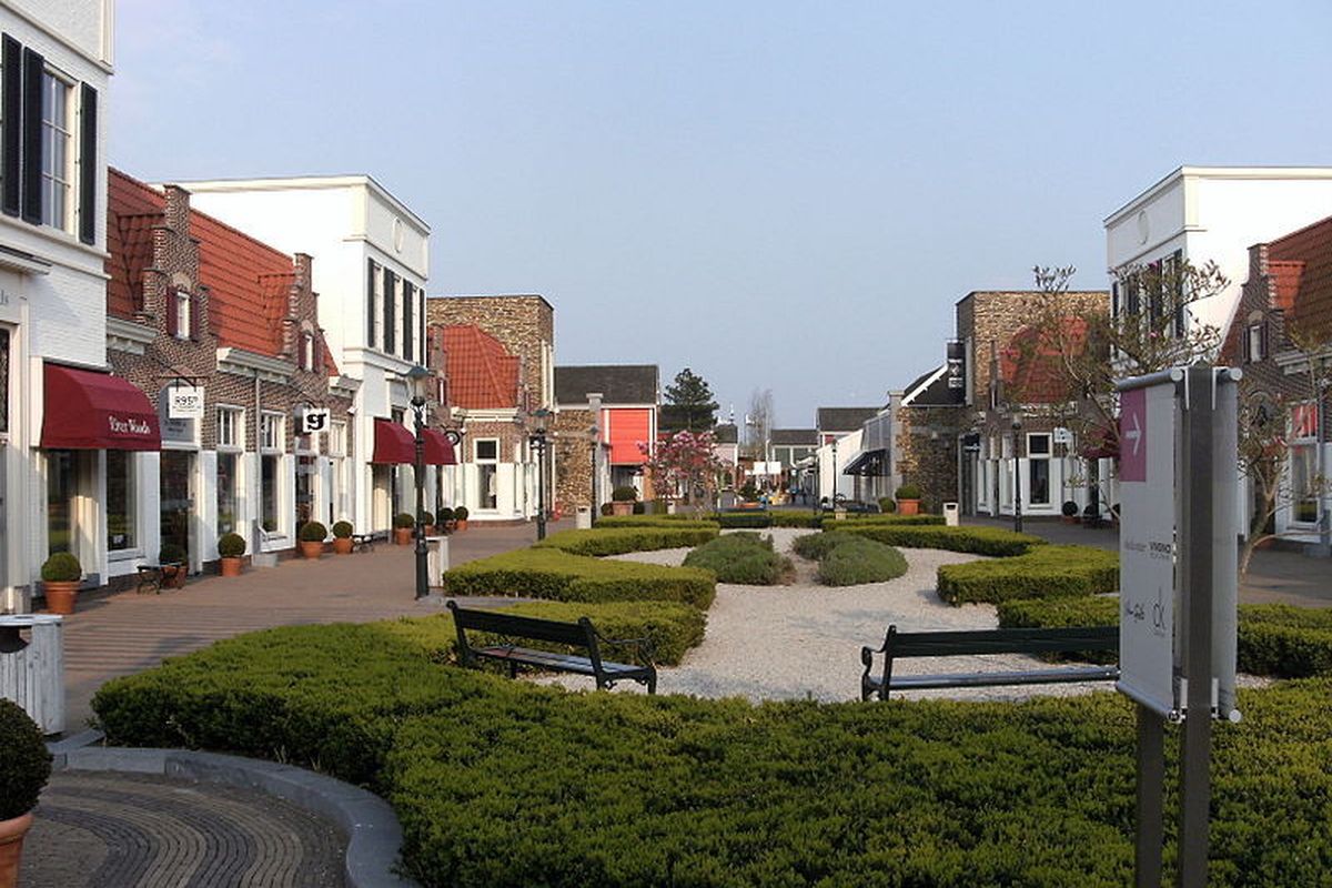 Suasana Batavia Stad di Lelystad, Belanda.